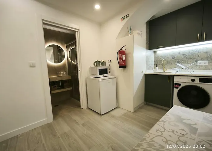 Tvm Simple In Old Apartment *